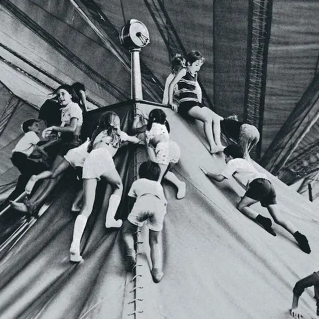 Niños jugando en la Aldea de los Niños