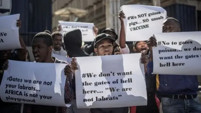 कोरोना वैक्सीन के विरोध में प्रदर्शन