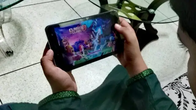 স্কুল শেষে শিশুদের অবসর কাটে প্লে স্টেশন না হলে স্মার্টফোন বা ট্যাবের স্ক্রিনে।