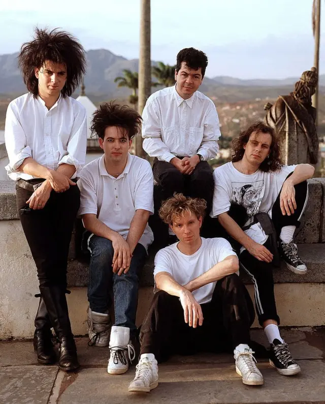 Simon Gallup, Robert Smith, Robert Smith, Boris Williams, Lol Tolhurst y Porl Thompson en Brasil, marzo de 1987.