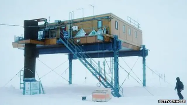 په انتارکتیکا کې هالې څېړنیز مرکز چې لومړی ځل یې د اوزون سوری وپېژاند