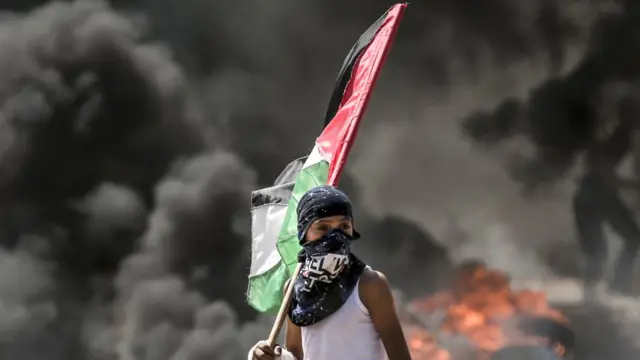 ፍሊስጤማዊ መንእሰይ ባንዴራ ፍሊስጤም ሒዙ ፡ ብርቱዕ ትኪ ብድሕሪኡ ይርአ