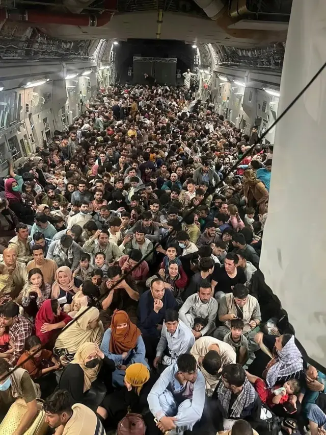 કાબુલ ઍરપૉર્ટ પરથી રવાના થઈ રહેલું છેલ્લું વિમાન હતું અમેરિકાના વાયુદળનું