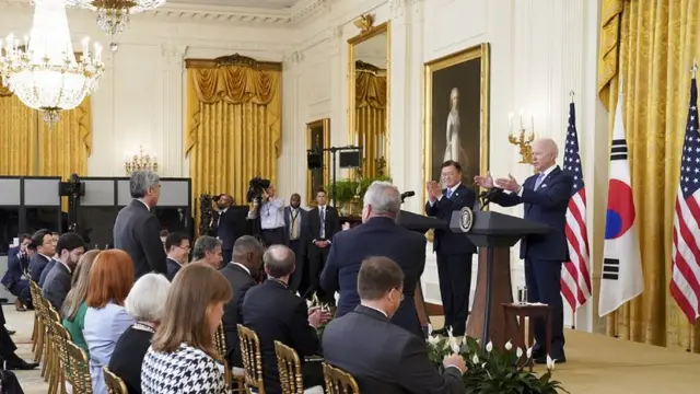 문재인 대통령과 조 바이든 미국 대통령이 21일 오후(현지시간) 한미정상회담 뒤 백악관 이스트룸에서 공동 기자회견을 하던 중 성김 대북특별대표 임명 사실을 알리며 박수치고 있다
