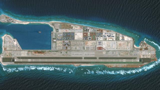 衛星圖片顯示已填海成島的南海南沙群島永暑礁（越南稱：長沙群島十字石）（15/8/2018）
