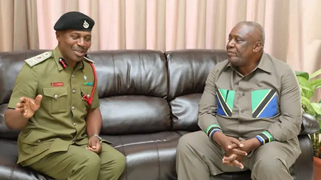 Waziri wa Mambo ya Ndani Tanzania, Kangi Lugola, akizungumza na Kamishna Jenerali wa Jeshi la Zimamoto na Uokoaji, Thobias Andengenye