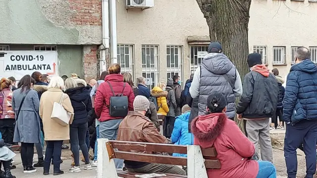 Gužve ispred kovid ambulanti