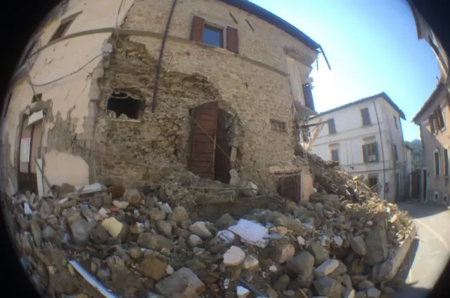 Многие дома деревни Арквата дель Тронто полностью разрушены