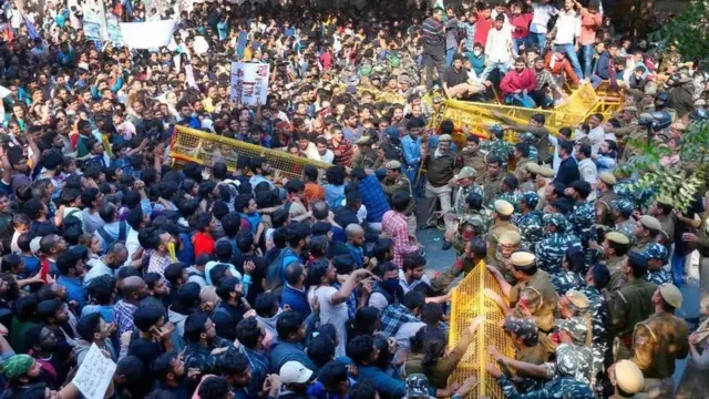 జేఎన్‌యూ ఫీజుల పెంపుకు వ్యతిరేకంగా విద్యార్థుల ఆందోళన