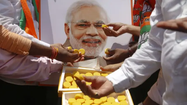 જીત બાદ એકબીજાને મીઠાઈ ખવડાવી