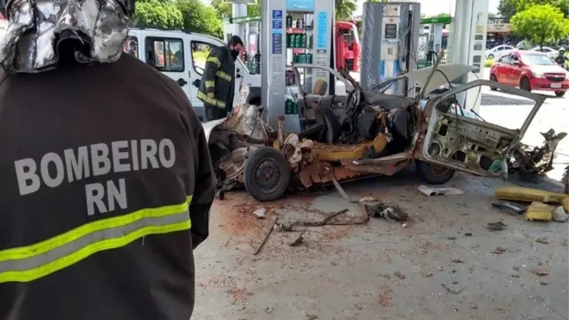 Bombeiro ao lado4 xbetveículo destruído por explosão provocada por conversão clandestina para GLP