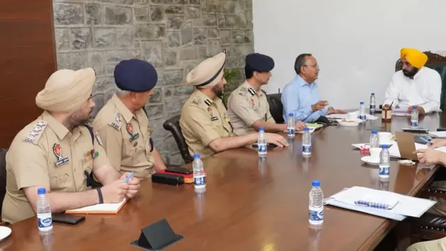 ਐਂਟੀ ਗੈਂਗਸਟਰ ਟਾਸਕ ਫੋਰਸ ਦੇ ਅਧਿਕਾਰੀਆਂ ਨਾਲ ਬੈਠਕ ਦੌਰਾਨ ਭਗਵੰਤ ਮਾਨ