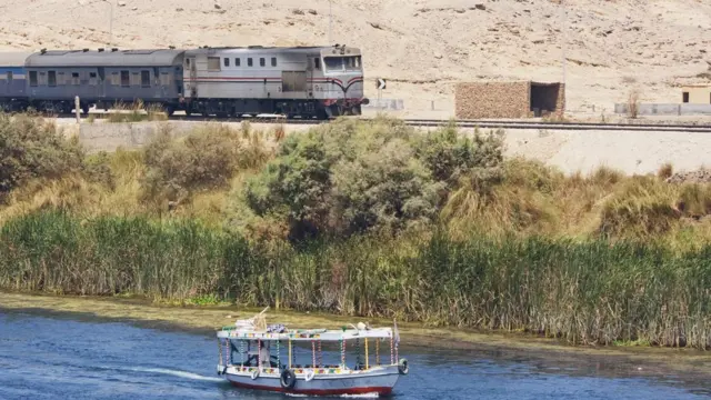 قطار يسافر على ضفاف النيل بين أصوان وإدفو