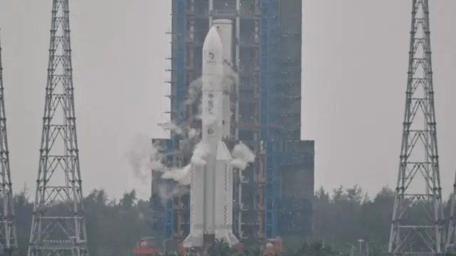 Ракета Long March 5, која носи Chang'e-6 лунарну сонду