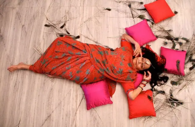 2010 ஆம் ஆண்டு எடுக்கப்பட்ட இந்த புகைப்படத்தில் வழக்கமான அவரது தலை அலங்காரத்தை மாற்றி, தலைமுடியை விரித்துவிடச் செய்தாராம் பேத்தி.