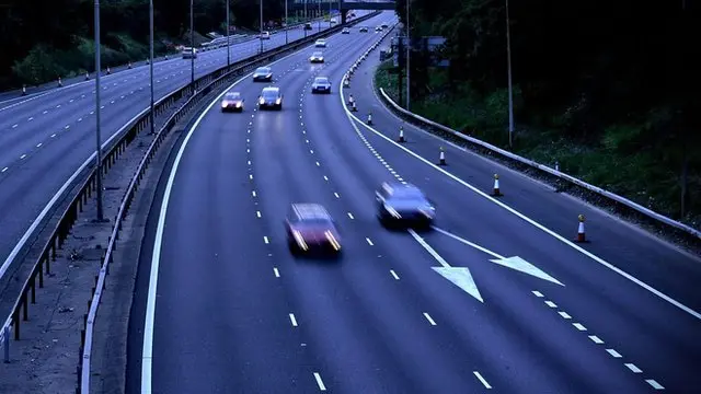 車輛在道路上奔馳
