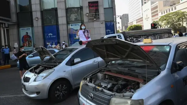 Biểu tình bằng xe ô tô bị hỏng là diễn biến mới nhất trong so gân đang diễn ra giữa người biểu tình và quân đội