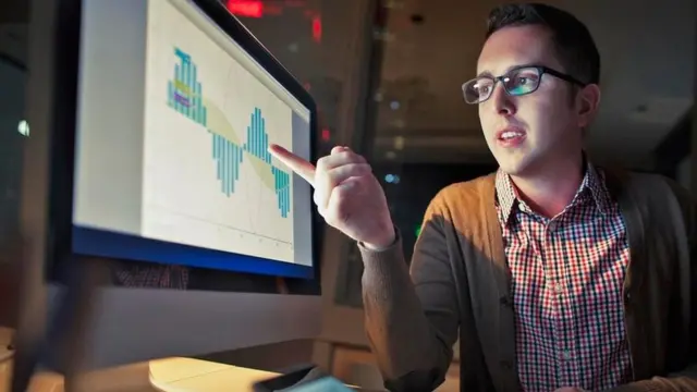 Фахівець пояснює дію програми