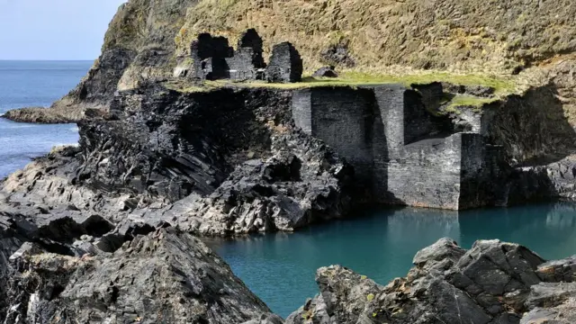 Заброшенный сланцевый карьер на берегу моря