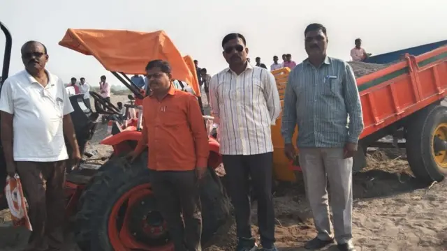 गोदावरी नदीपात्रात वाळूची अवैध वाहतूक करणारा ट्रॅक्टर महसूल विभागाने पकडल्यानंतर