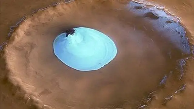 الثلج يغطي فوهة أحد البراكين قرب القطب الشمالي للمريخ