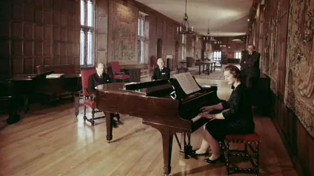 Getty escucha un recital de piano en su mansión inglesa.