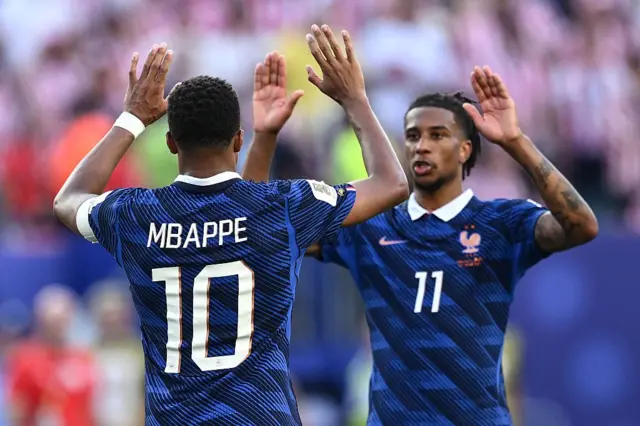 Les Français Kylian Mbappé et Michael Olise célèbrent lors du match des huitièmes de finale de la Coupe du Monde de la FIFA 2026 opposant le Paraguay à la France, au stade de Philadelphie, le 4 juillet 2026.