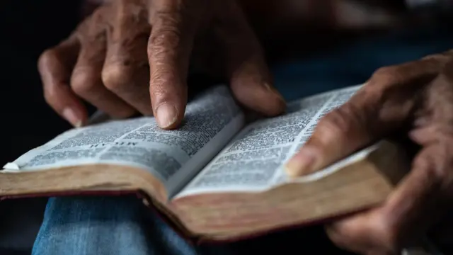 Bíblia nas mãos de uma pessoa negra