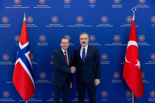 Norveç Dışişleri Bakanı Espen Barth Eide, Türk mevkidaşı Hakan Fidan ile Ankara'da tokalaşırken