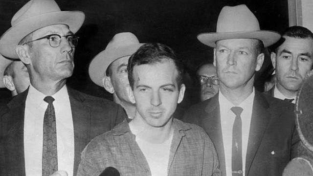 Lee Harvey Oswald em 22 de novembro de 1963, durante uma coletiva de imprensa após sua prisão em Dallas
