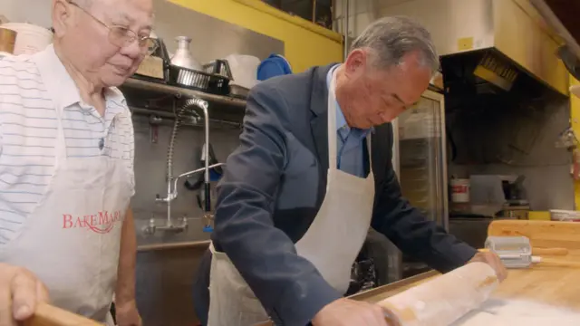 Ted y un viejo amigo haciendo donas