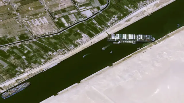 O Ever Given, que tem 400 metros de comprimento (quase quatro campos de futebol), ficou atravessado diagonalmente dentro do canal que não tem mais de 200 metros de largura, bloqueando o tráfego nas duas direções