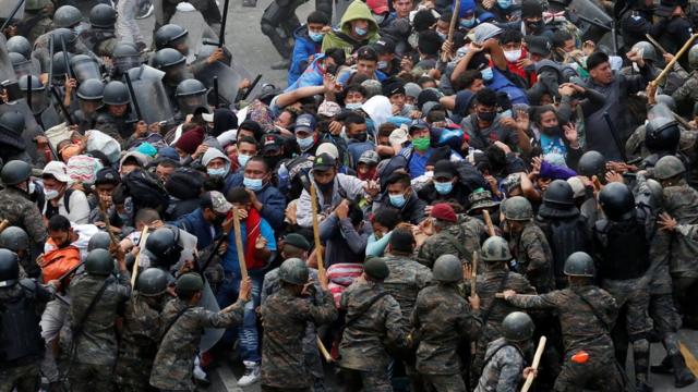 Enfrentamientos entre los migrantes y las fuerzas de seguridad de Guatemala.