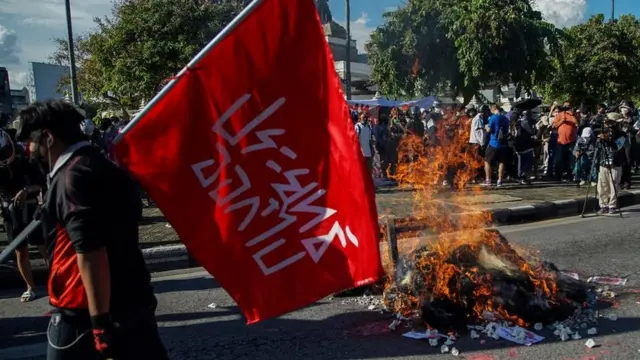 ภาพธงขับไล่ประยุทธ์ และกองไฟ