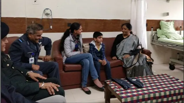 అభినందన్‌ కుటుంబ సభ్యులతో నిర్మలా సీతారామన్