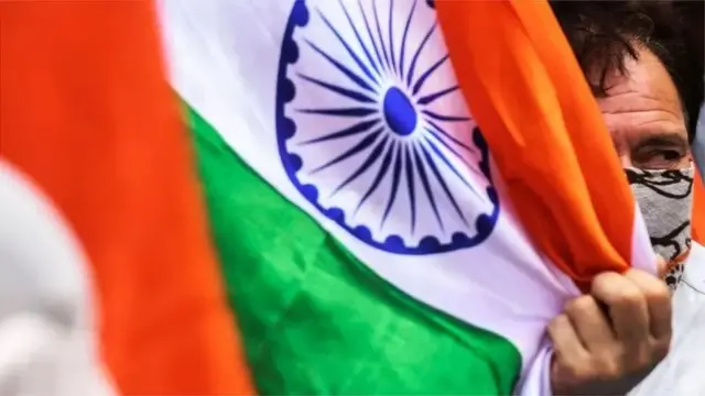 વિવાદ એ વાત પર પણ છે કે જ્યારે આરએસએસએ પોતાની ઑફિસમાં ક્યારેય ઝંડો નથી ફરકાવ્યો, તો અચાનક આ ફરમાન કેમ?