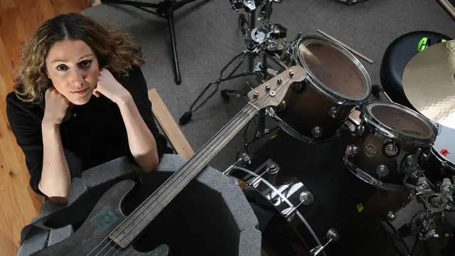 Dr Pardis Sabeti avec des instruments de musique