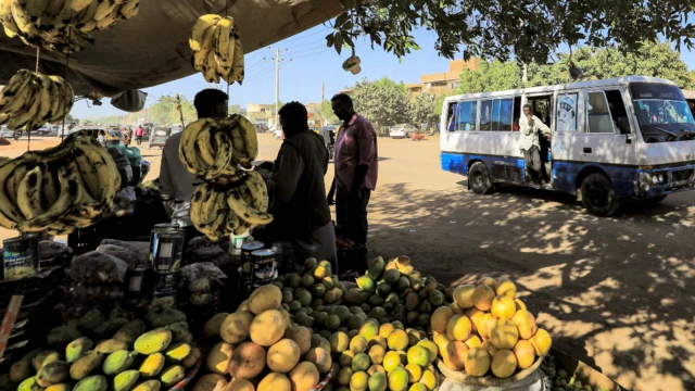 Sojojin sun yi wa gwamnatin haɗaka juyin mulki wadda ta rinƙa kawo sauye-sauye na tattalin arziki. A nan, mutane ne ke sayan kayan lambu a Khartoum a ranar Litinin