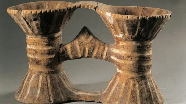 Vas ganda yang ditemukan dari peradaban Cucuteni-Trypillia dicat dan diukir.