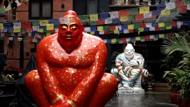 ठमेलको एक होटल परिसरमा राखिएका यतीका मस्कट