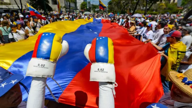 Caracas'ta binlerce kişi Guaido'yu karşıladı.