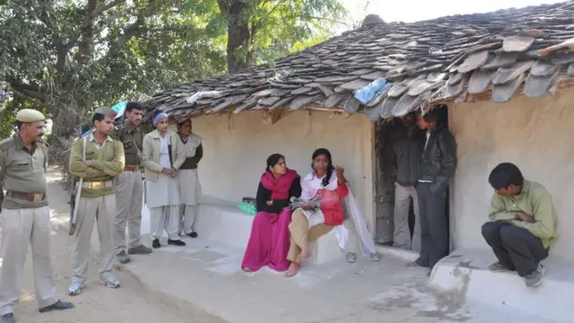 উত্তর প্রদেশের শাহবাজপুর নামে একটি গ্রামে ধর্ষণের শিকার এক কিশোরীর বাড়িতে সাম্পাত দেবী, জানুয়ারি ১৭, ২০১১