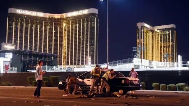 Polícia armada é vista do ladosacar bonus novibetfora do hotel Mandalay Bay