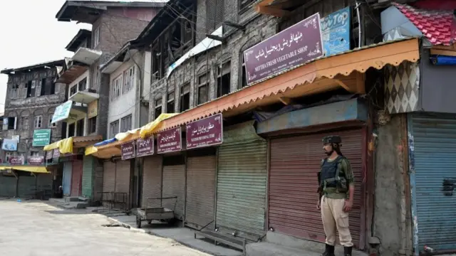 કાશ્મીરમાં કર્ફ્યુ