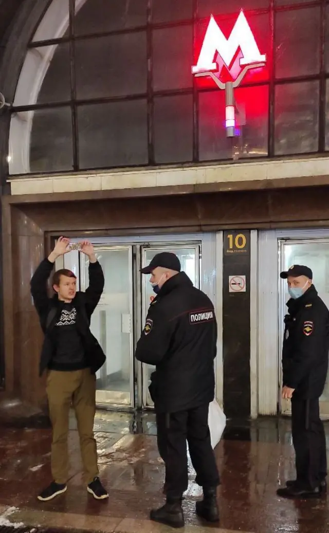 молодой человек с картой "Мир"