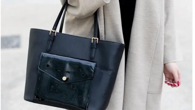 Mabegi makubwa yana uzito ambao humfanya mwanamke kuzama upande mmoja anapotembea