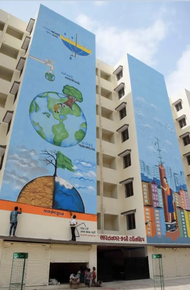 પેઇન્ટિંગની સામે પિતા-પુત્ર દેખાયા?