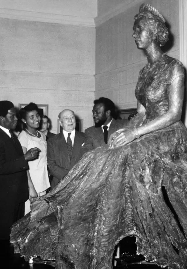 Ben Enwonwu (à droite) a dévoilé son portrait de la reine Elizabeth à la Royal Society of British Artists en 1957.