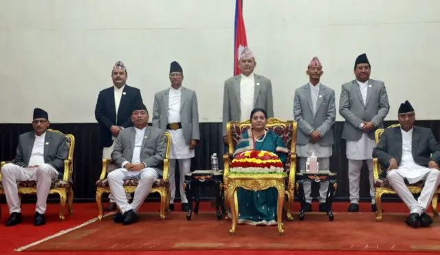 राष्ट्रपतिसँग तस्बिर खिचाउँदै नवनियुक्त मन्त्रीहरू