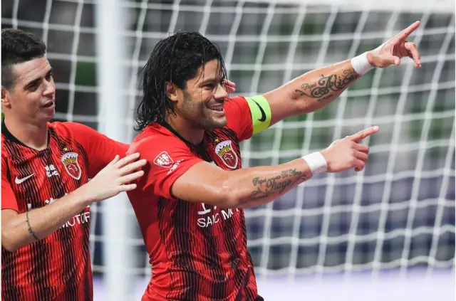 胡尔克（右）和奥斯卡（左）曾是中超最高身价的外援。